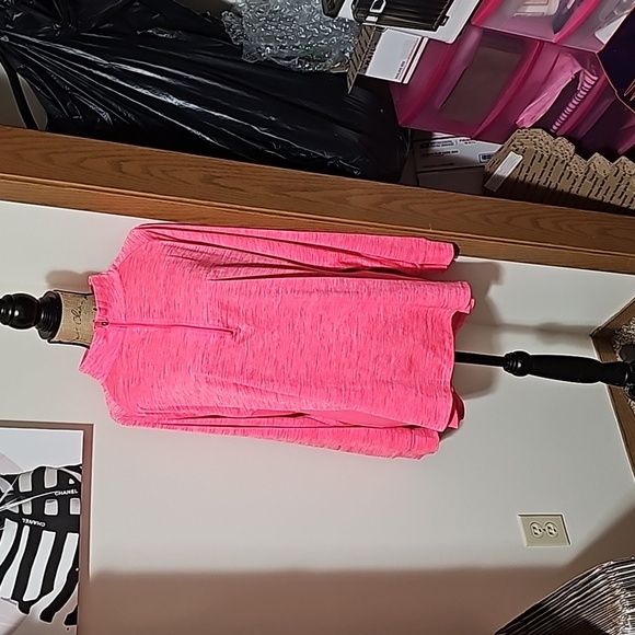 Tops - Hot pink lightweight long sleeved top. 3x.